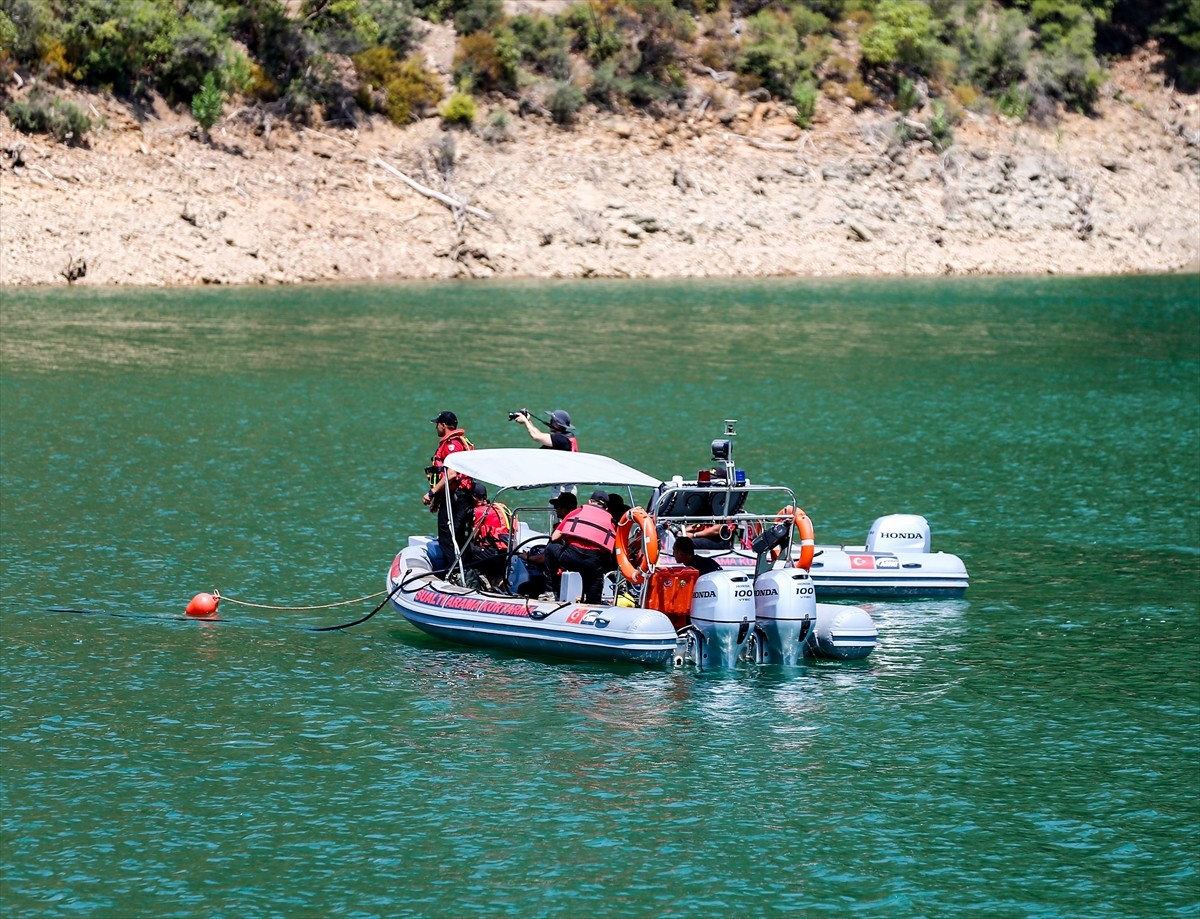 Adana'nın Kozan ilçesinde, 2 Ağustos'ta orman yangınına müdahale ederken baraj gölüne düşen...