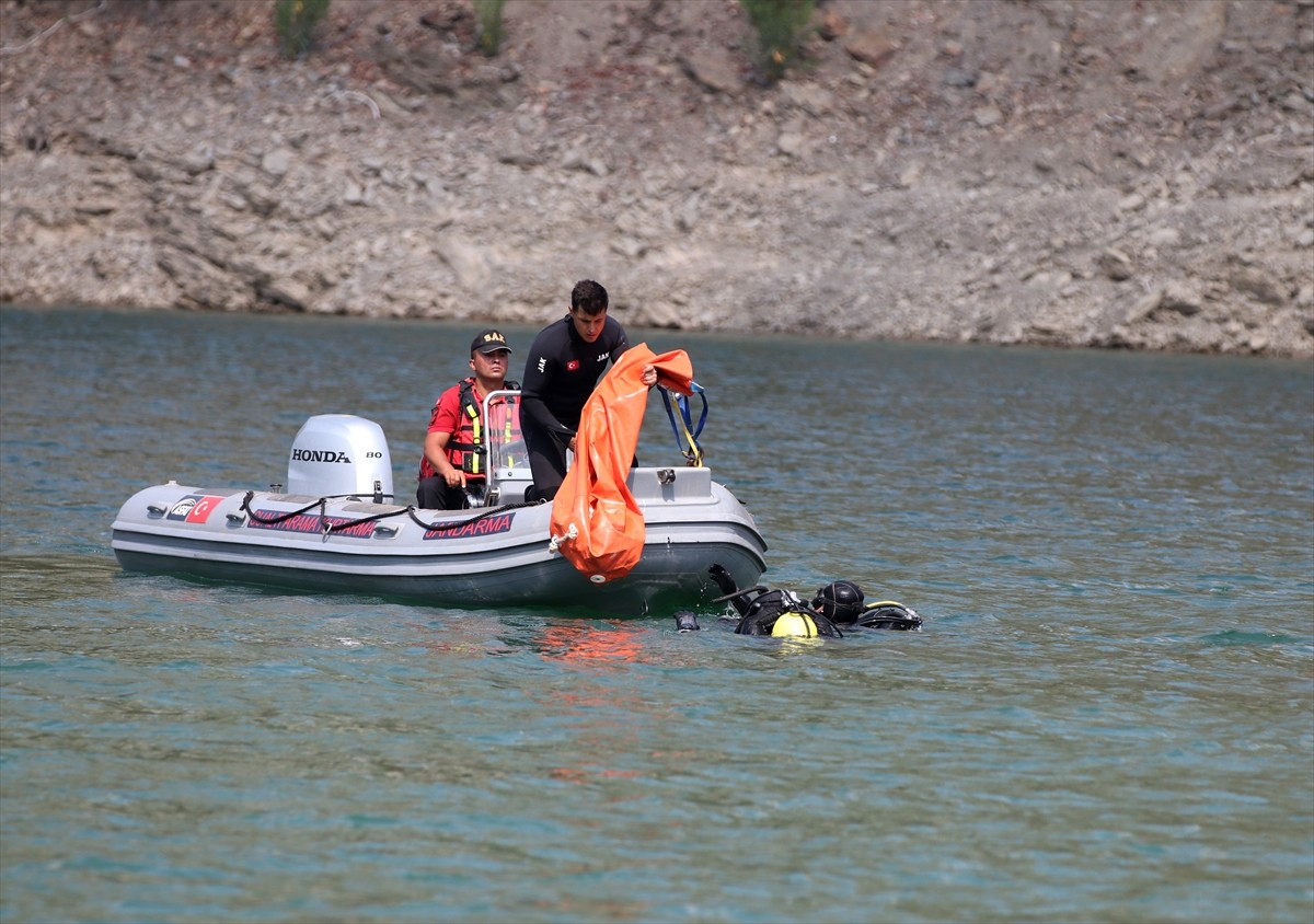 Adana'nın Kozan ilçesinde, 2 Ağustos'ta orman yangınına müdahale ederken baraj gölüne düşen...