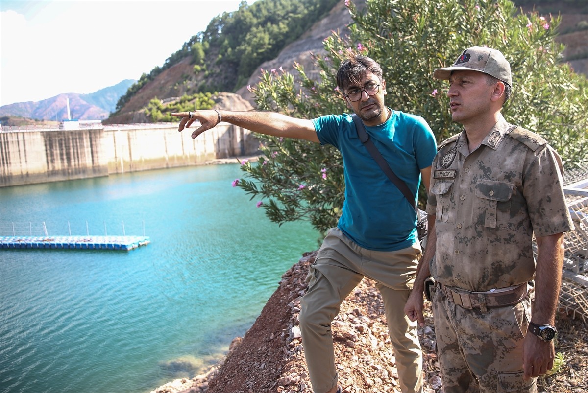 Adana'nın Kozan ilçesinde, dün orman yangınına müdahale eden helikopterin su almaya çalışırken...