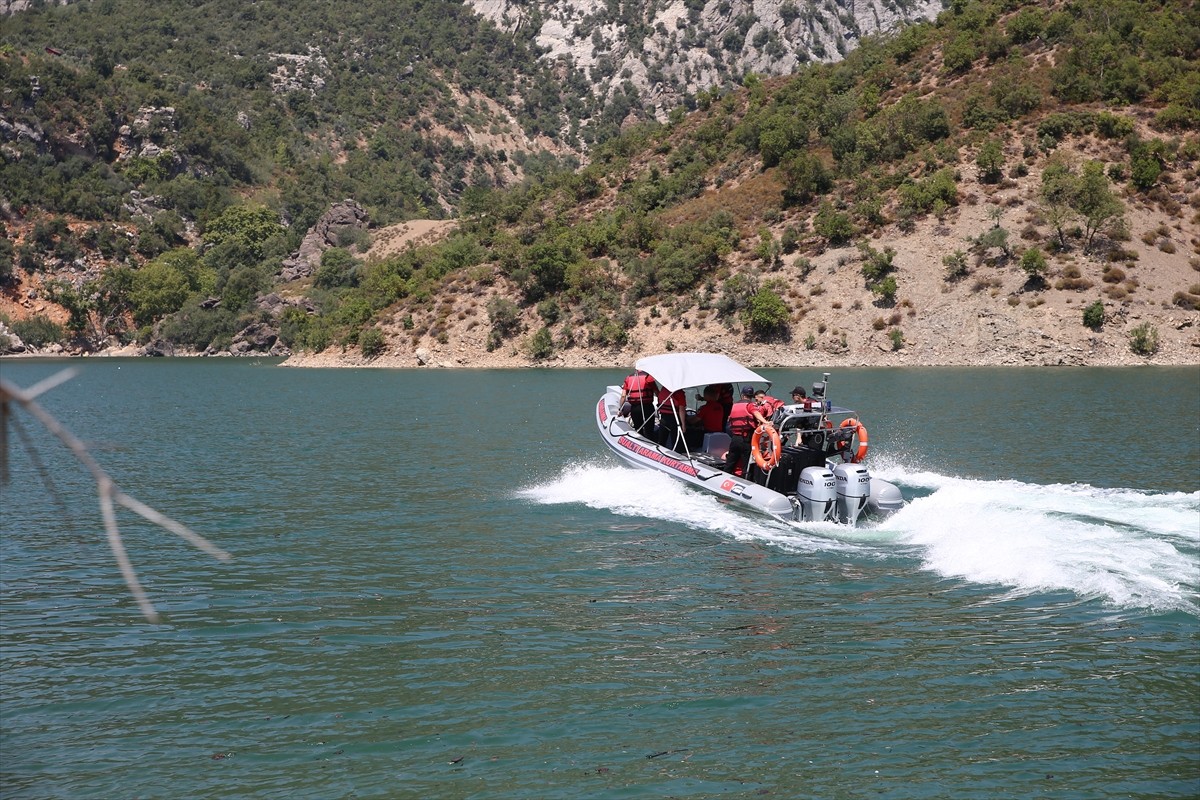Adana'nın Kozan ilçesinde jandarma ekipleri, 2 Ağustos'ta orman yangınına müdahale eden...