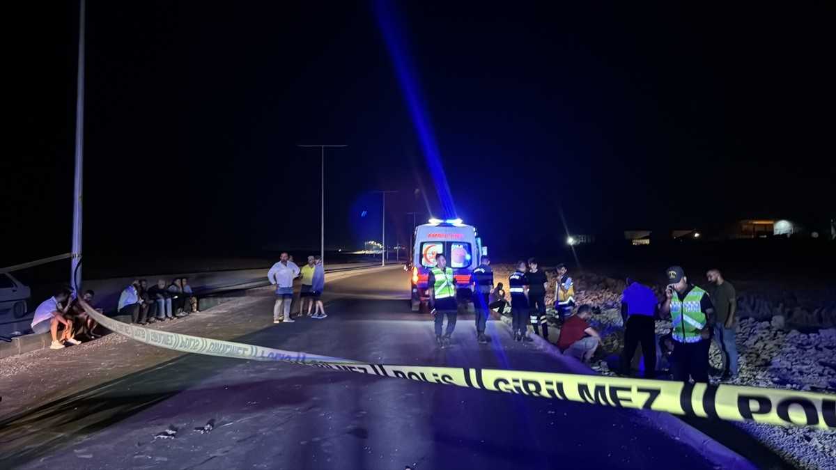 Adıyaman'da devrilen motosikletin sürücüsü hayatını kaybetti. Bölgeye 112 Acil Sağlık, jandarma ve...