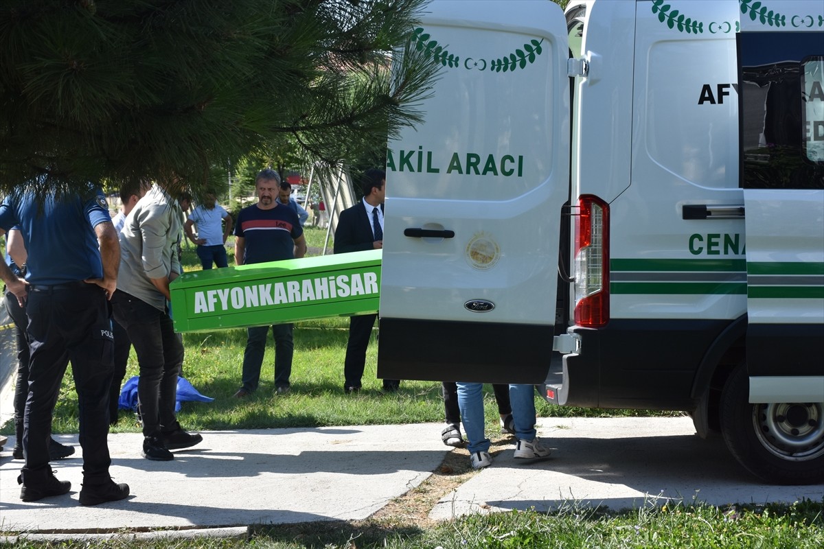 Afyonkarahisar'da bir parkta kavga ettiği kız arkadaşını bıçakla öldüren şüpheli gözaltına...