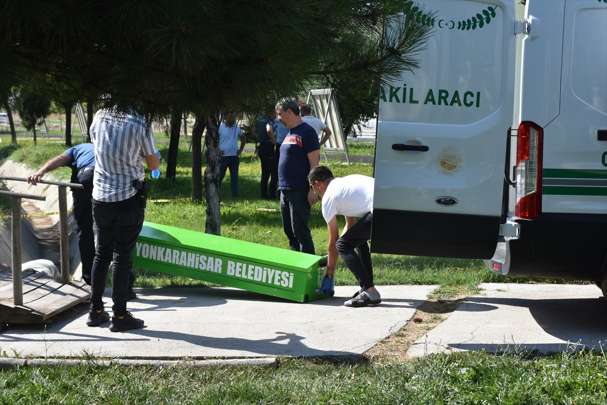 Afyonkarahisar'da bir parkta kavga ettiği kız arkadaşını bıçakla öldüren şüpheli gözaltına...