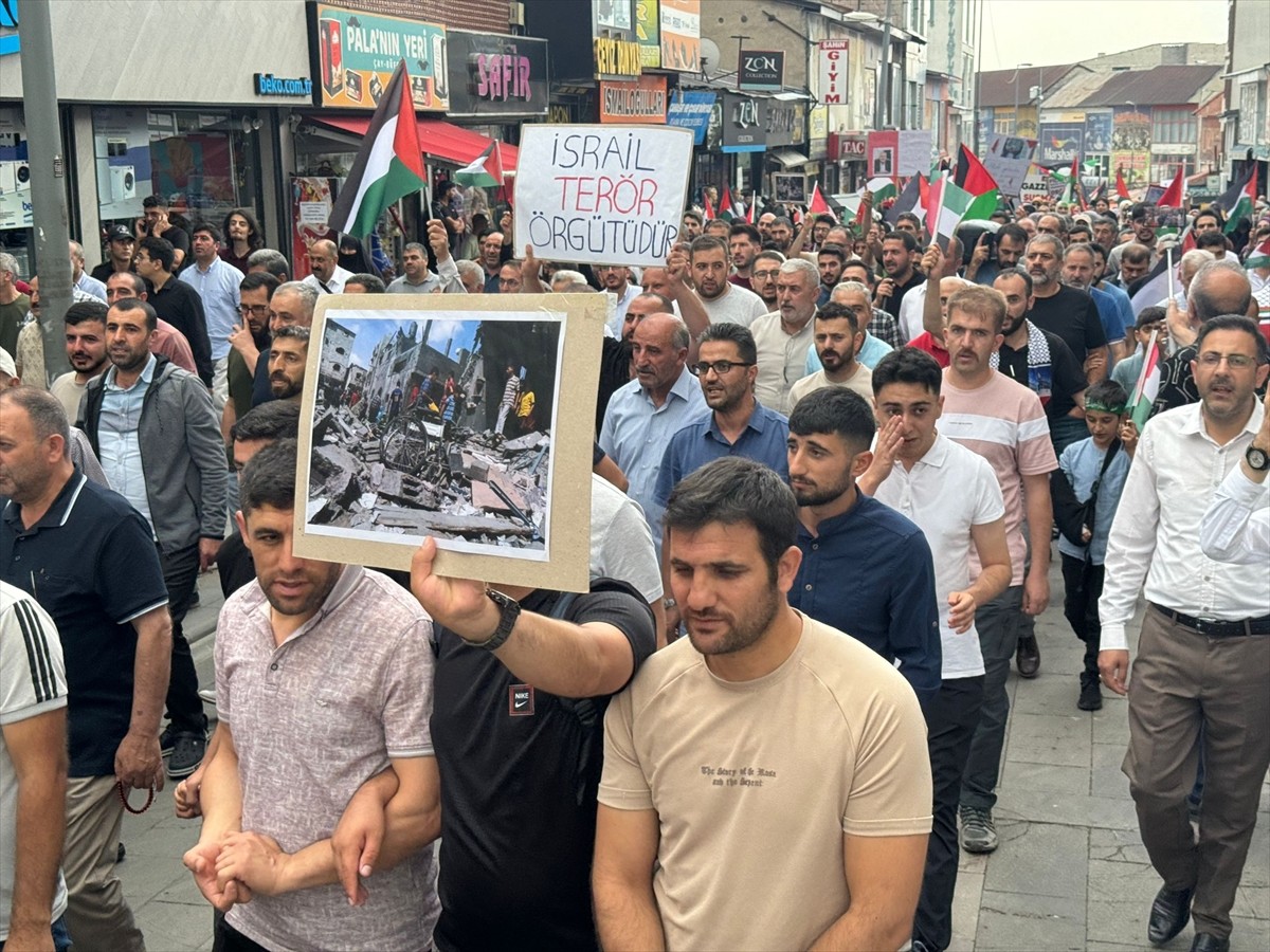 Ağrı'da sivil toplum kuruluşu temsilcileri ve vatandaşlar, Hamas Siyasi Büro Başkanı İsmail...