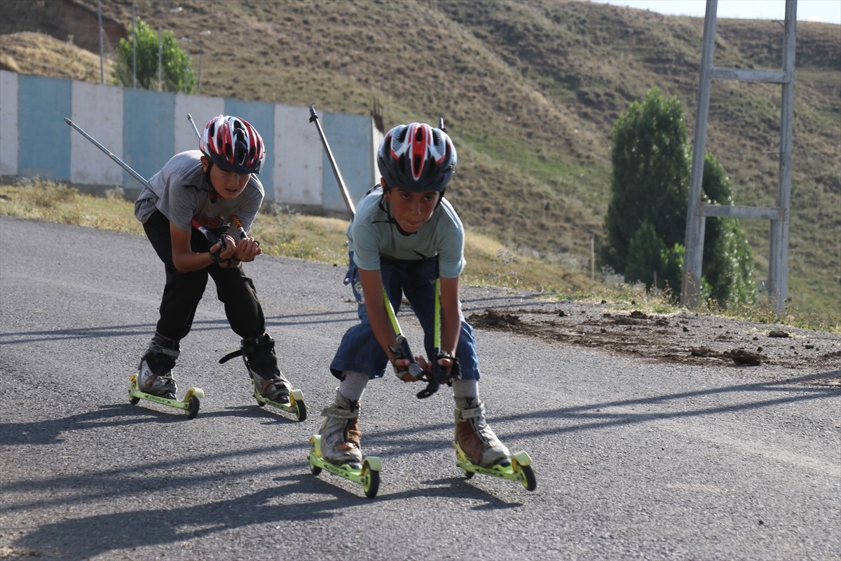 Ağrı Gençlik ve Spor İl Müdürlüğünün 18 yaş altı kayaklı koşu takımında yer alan 40 sporcu, soğuk...