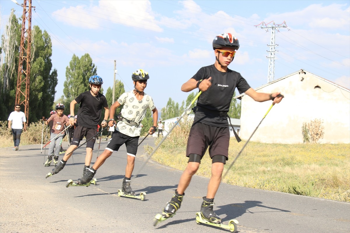 Ağrı Gençlik ve Spor İl Müdürlüğünün 18 yaş altı kayaklı koşu takımında yer alan 40 sporcu, soğuk...