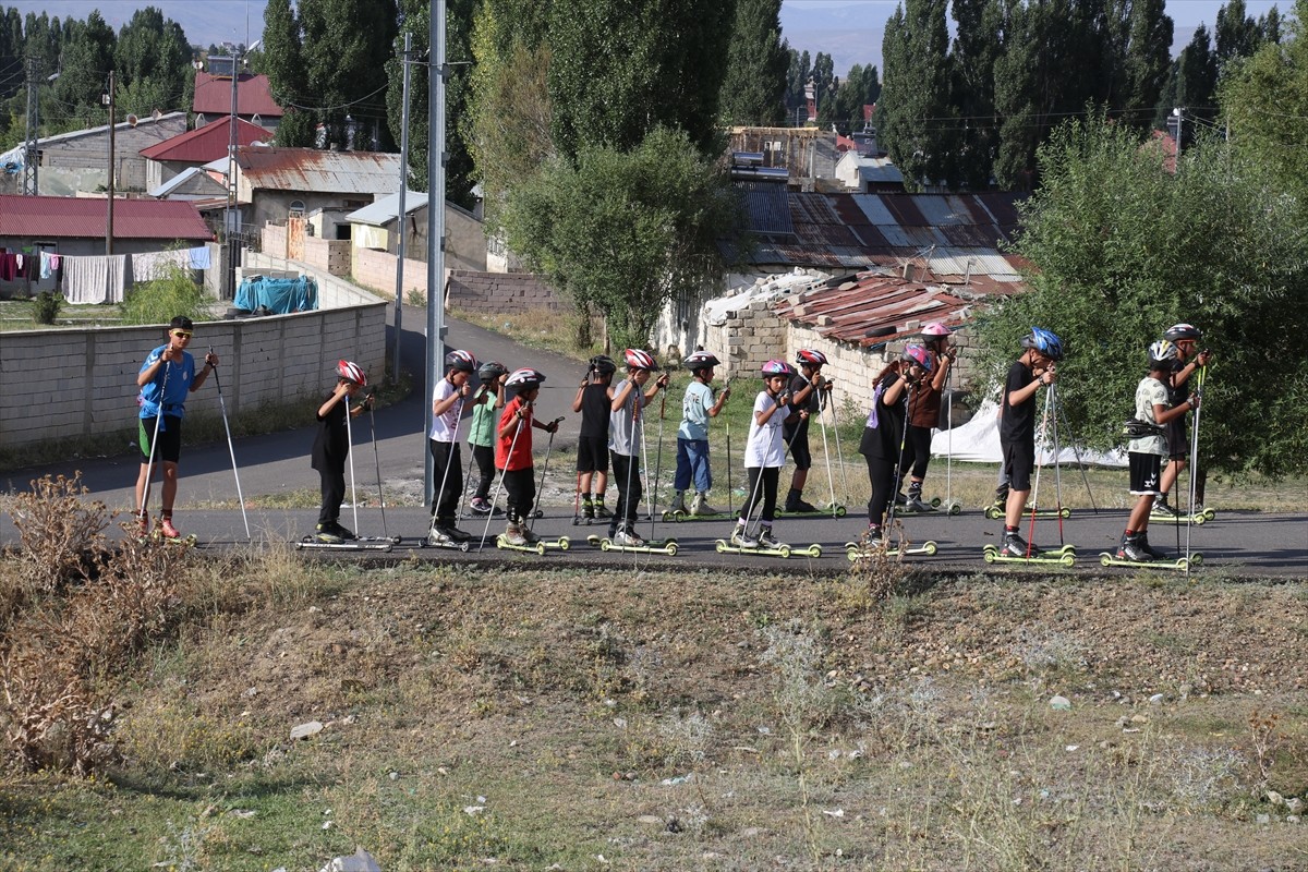 Ağrı Gençlik ve Spor İl Müdürlüğünün 18 yaş altı kayaklı koşu takımında yer alan 40 sporcu, soğuk...