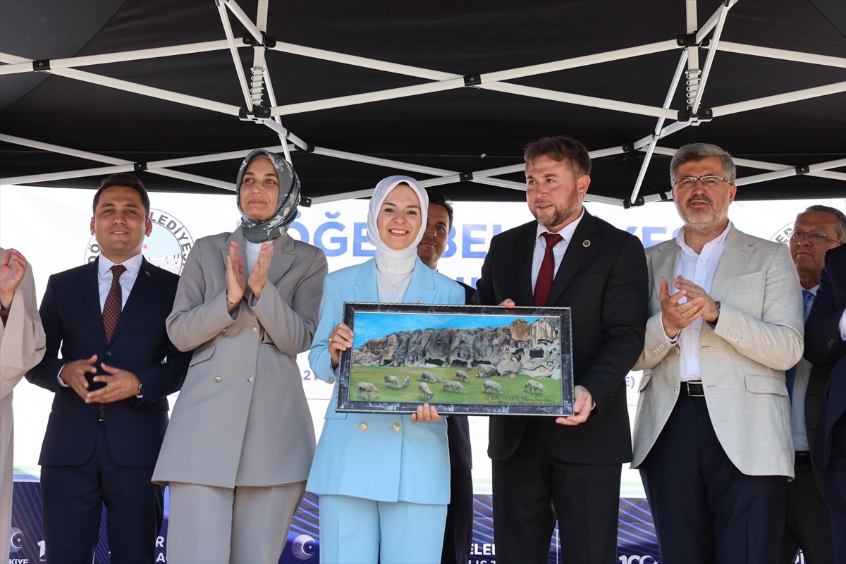 Aile ve Sosyal Hizmetler Bakanı Mahinur Özdemir Göktaş, Afyonkarahisar'da Döğer Belediyesi...