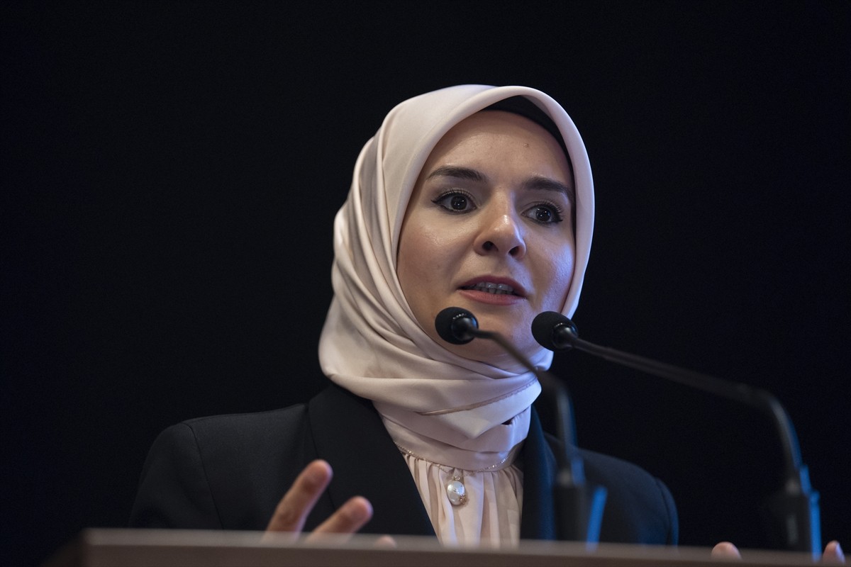 Aile ve Sosyal Hizmetler Bakanı Mahinur Özdemir Göktaş, AK Parti İnsan Hakları Başkanlığınca parti...