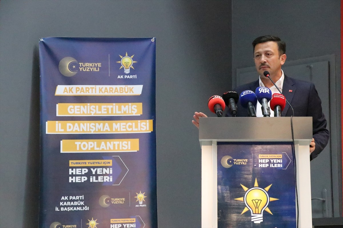 AK Parti Genel Başkan Yardımcısı Hamza Dağ (solda), partisinin Yenişehir Vali Nafiz Kayalı Gençlik...
