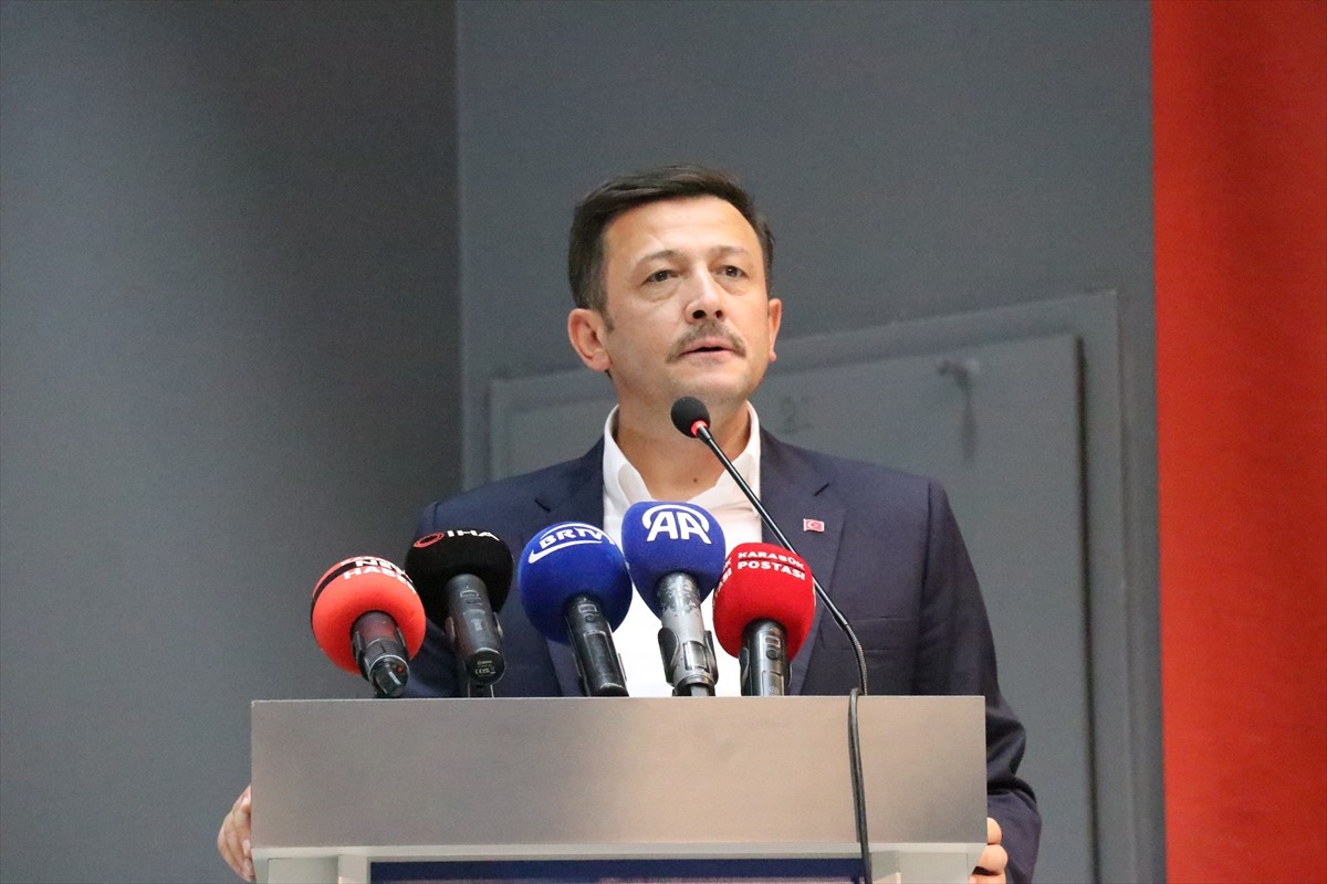 AK Parti Genel Başkan Yardımcısı Hamza Dağ (solda), partisinin Yenişehir Vali Nafiz Kayalı Gençlik...