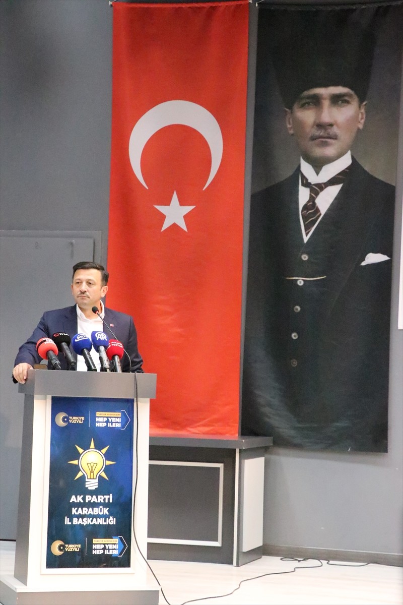 AK Parti Genel Başkan Yardımcısı Hamza Dağ (solda), partisinin Yenişehir Vali Nafiz Kayalı Gençlik...