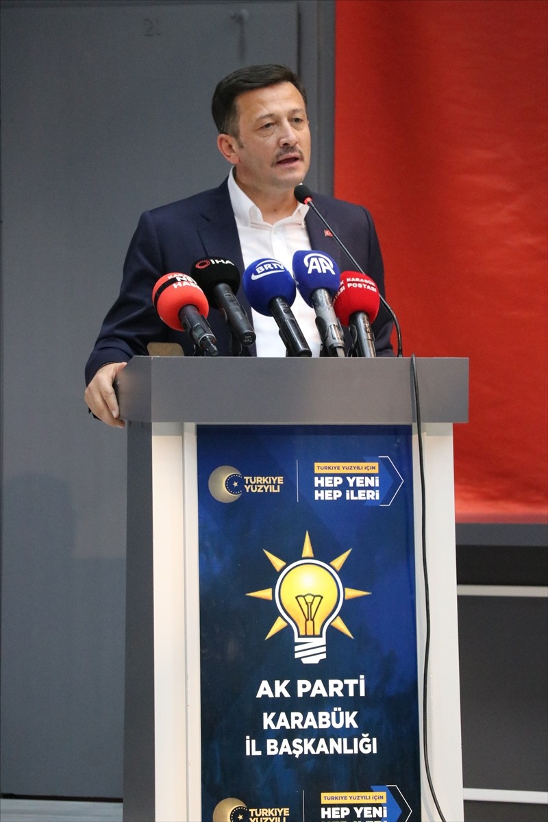 AK Parti Genel Başkan Yardımcısı Hamza Dağ (solda), partisinin Yenişehir Vali Nafiz Kayalı Gençlik...