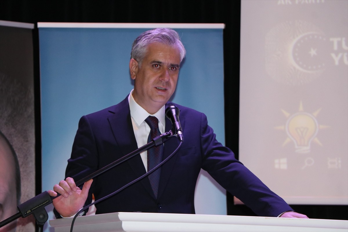 AK Parti Genel Başkan Yardımcısı Hasan Basri Yalçın (sağ 4), Niğde Belediyesi Kültür Merkezi'nde...