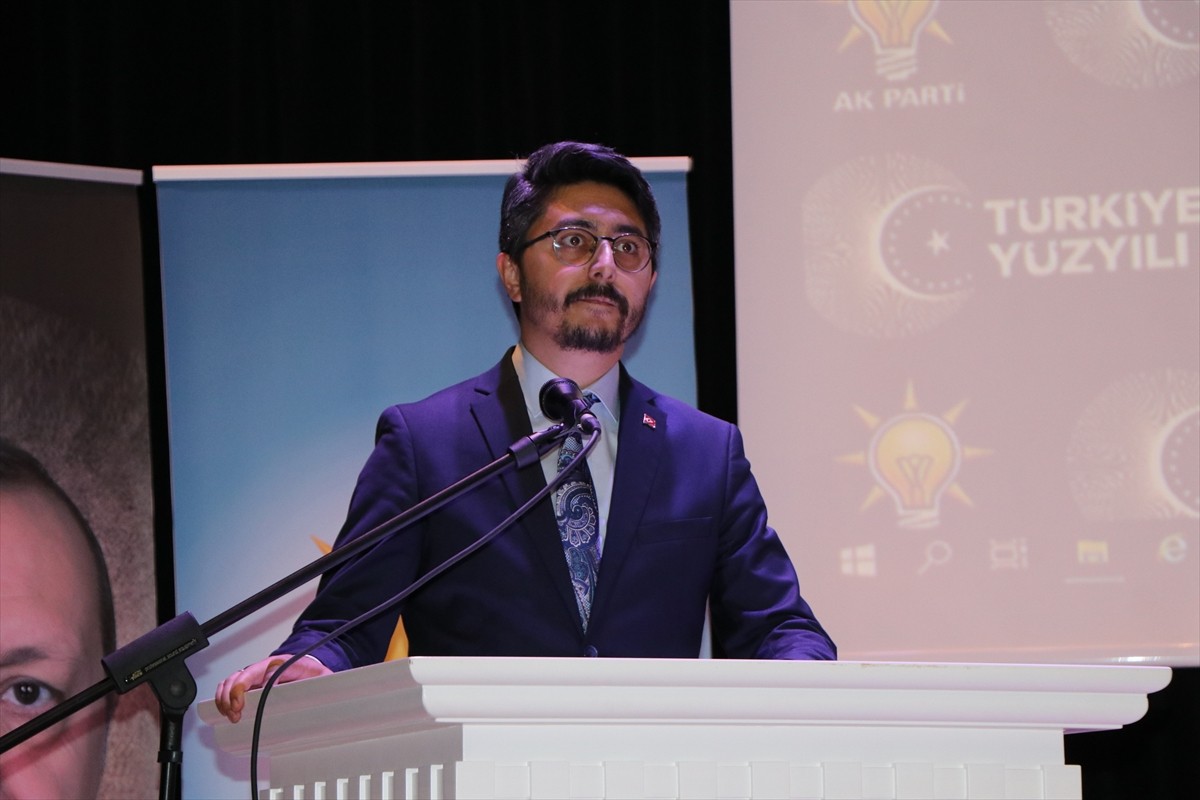 AK Parti Genel Başkan Yardımcısı Hasan Basri Yalçın (sağ 4), Niğde Belediyesi Kültür Merkezi'nde...