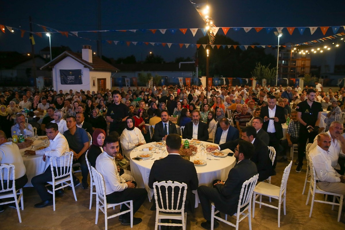 AK Parti Genel Başkan Yardımcısı ve Trabzon Milletvekili Mustafa Şen, Müze Park'taki AK Parti Uşak...