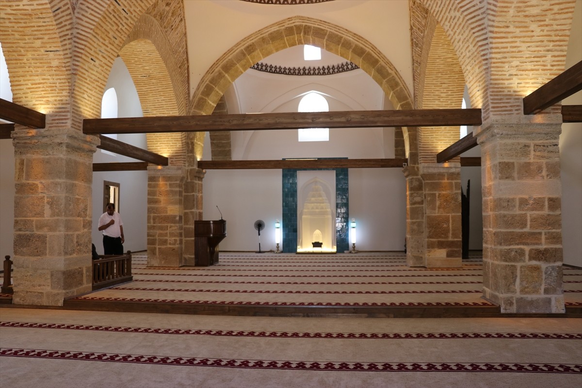 Amasya'da restorasyonu tamamlanan Burmalı Minare Camisi, düzenlenen törenle ibadete açıldı.