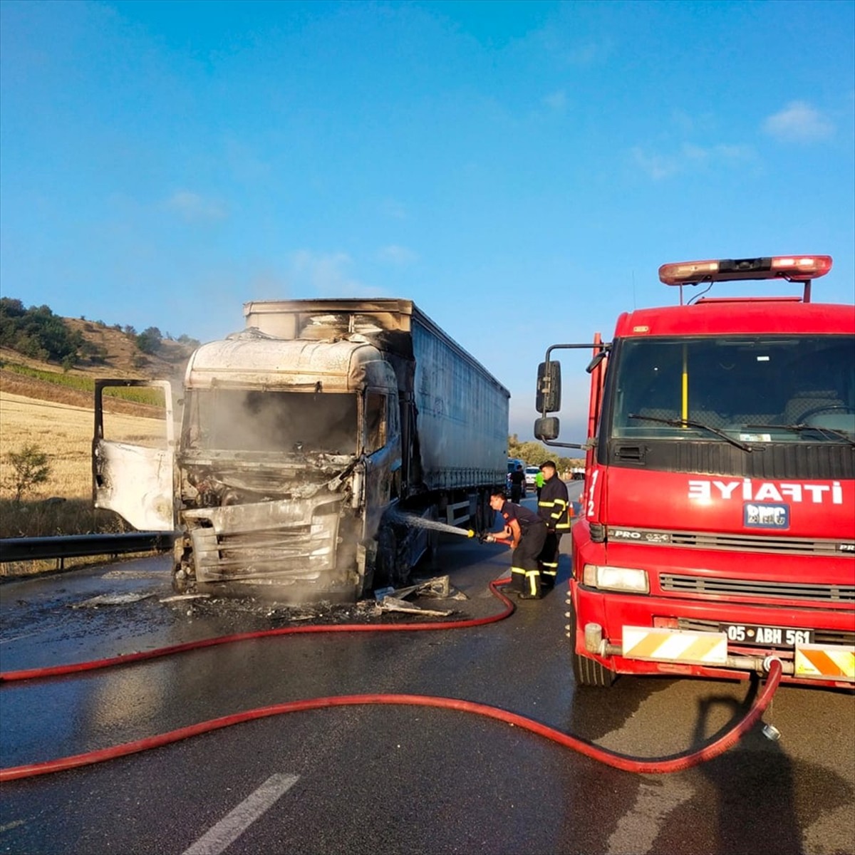 Amasya'nın Merzifon ilçesinde seyir halindeyken yanan tır kullanılmaz hale geldi.