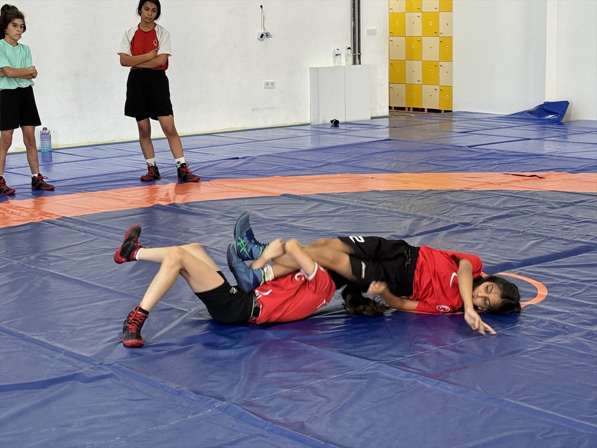 Ankara'da düzenlenen İsmail Demirci U11-U13 Kadınlar Türkiye Güreş Şampiyonası'nda 4 madalya...