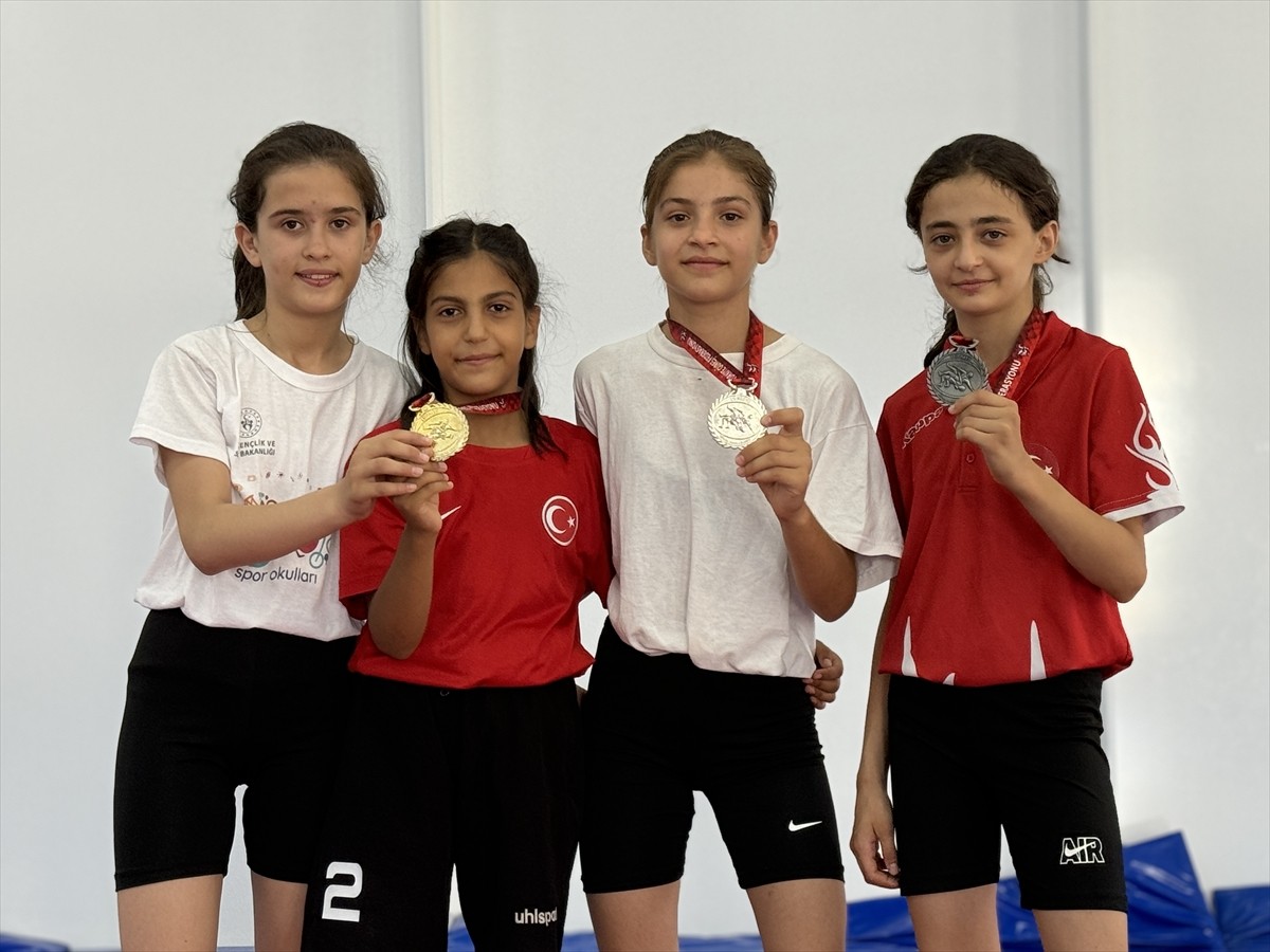 Ankara'da düzenlenen İsmail Demirci U11-U13 Kadınlar Türkiye Güreş Şampiyonası'nda 4 madalya...