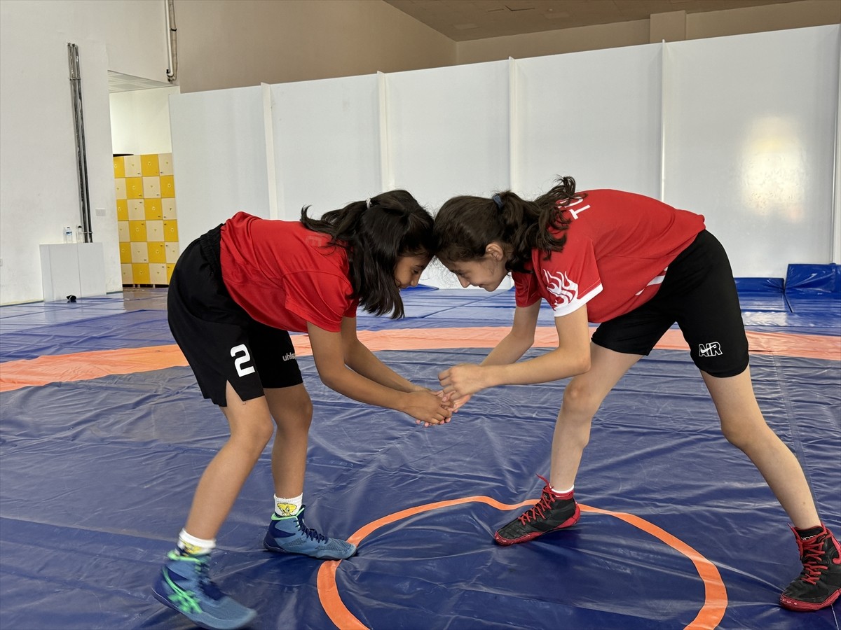 Ankara'da düzenlenen İsmail Demirci U11-U13 Kadınlar Türkiye Güreş Şampiyonası'nda 4 madalya...