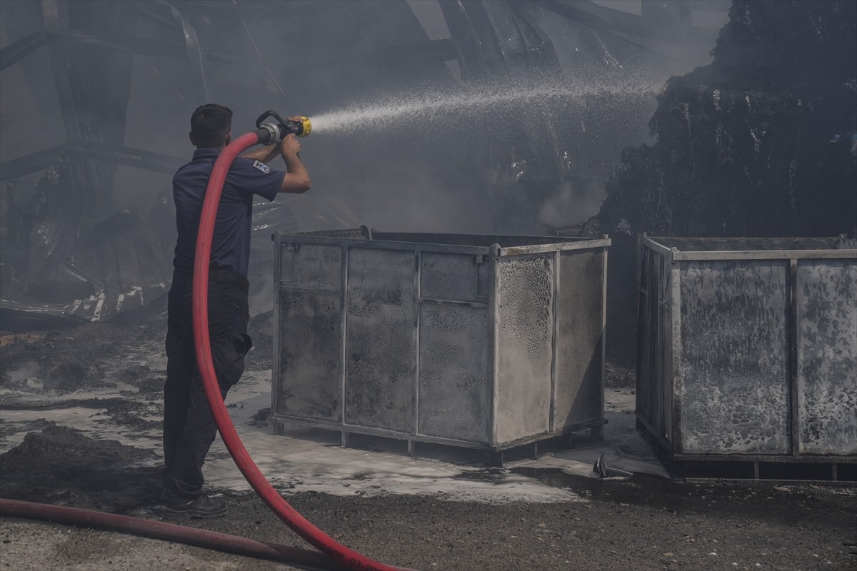 Ankara'nın Akyurt ilçesinde geri dönüşüm fabrikasında çıkan yangına ekiplerce müdahale...