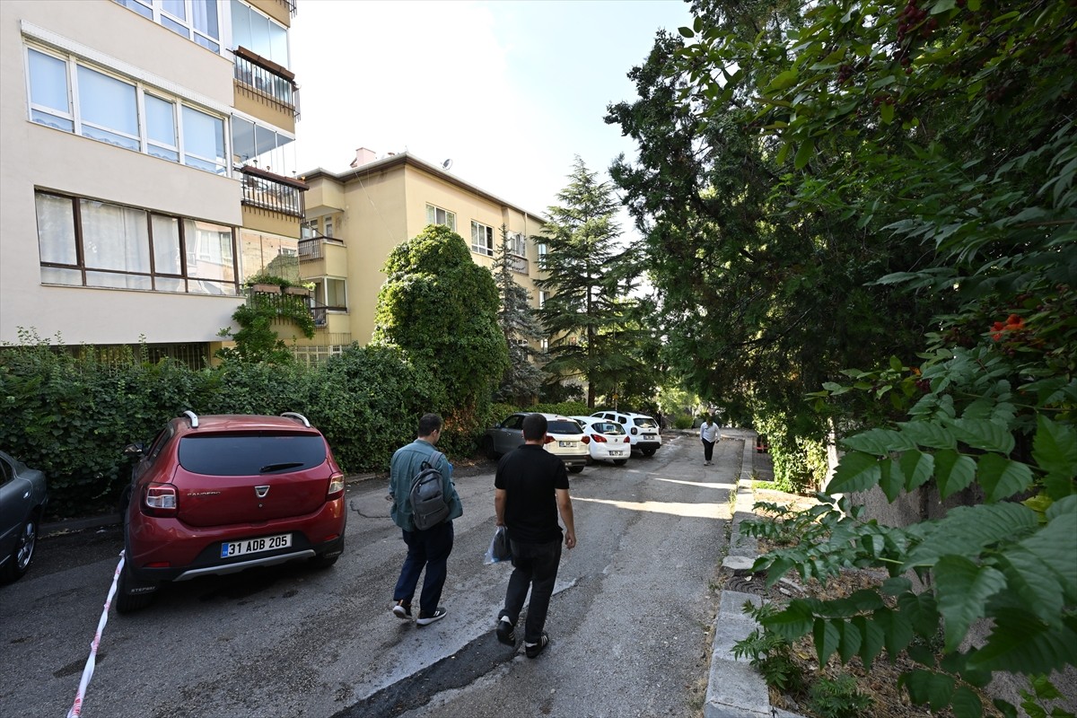Ankara'nın Çankaya ilçesinde bir binanın giriş katındaki evde doğal gaz patlaması sonucu 1 kişi...