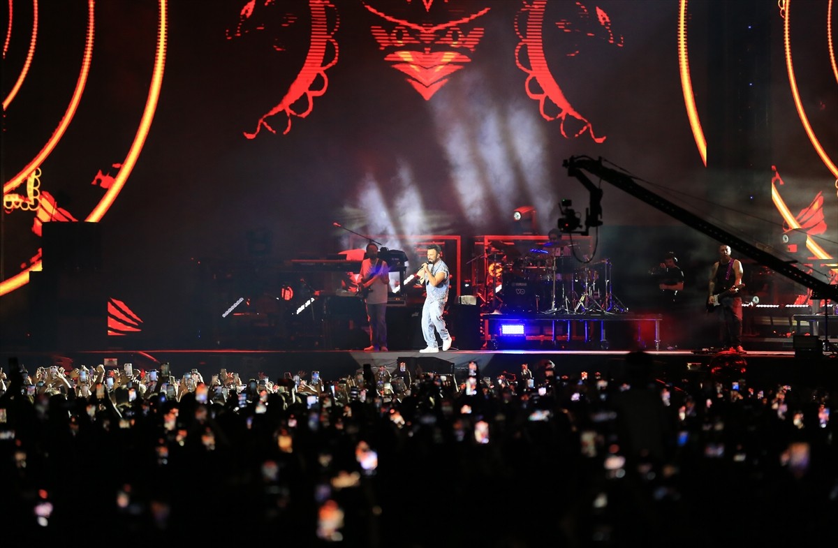 Antalya'da, şarkıcılar Tarkan ve Ceza konser verdi. Fanta Fest kapsamında Akdeniz Üniversitesi...