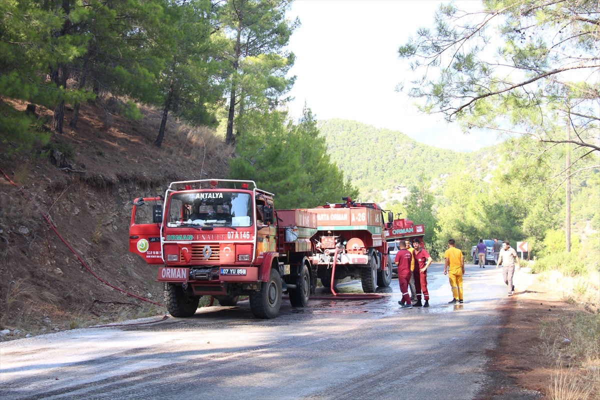 Antalya'nın Serik ilçesinde, ormanlık alanda çıkan yangın havadan ve karadan müdahaleyle kontrol...