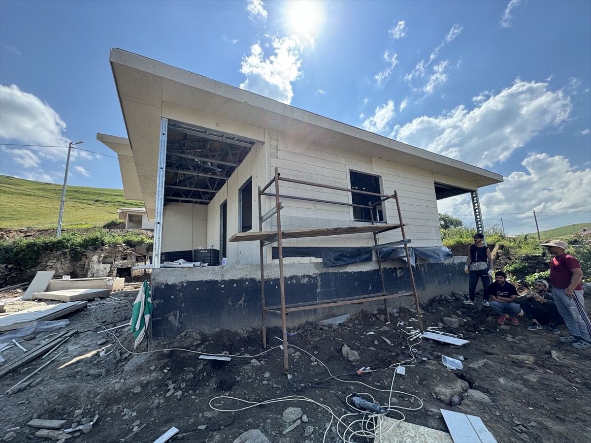 Ardahan'da, 2022'de merkez üssü Göle ilçesi olan 5 büyüklüğündeki depremde hasar gören konut ve...