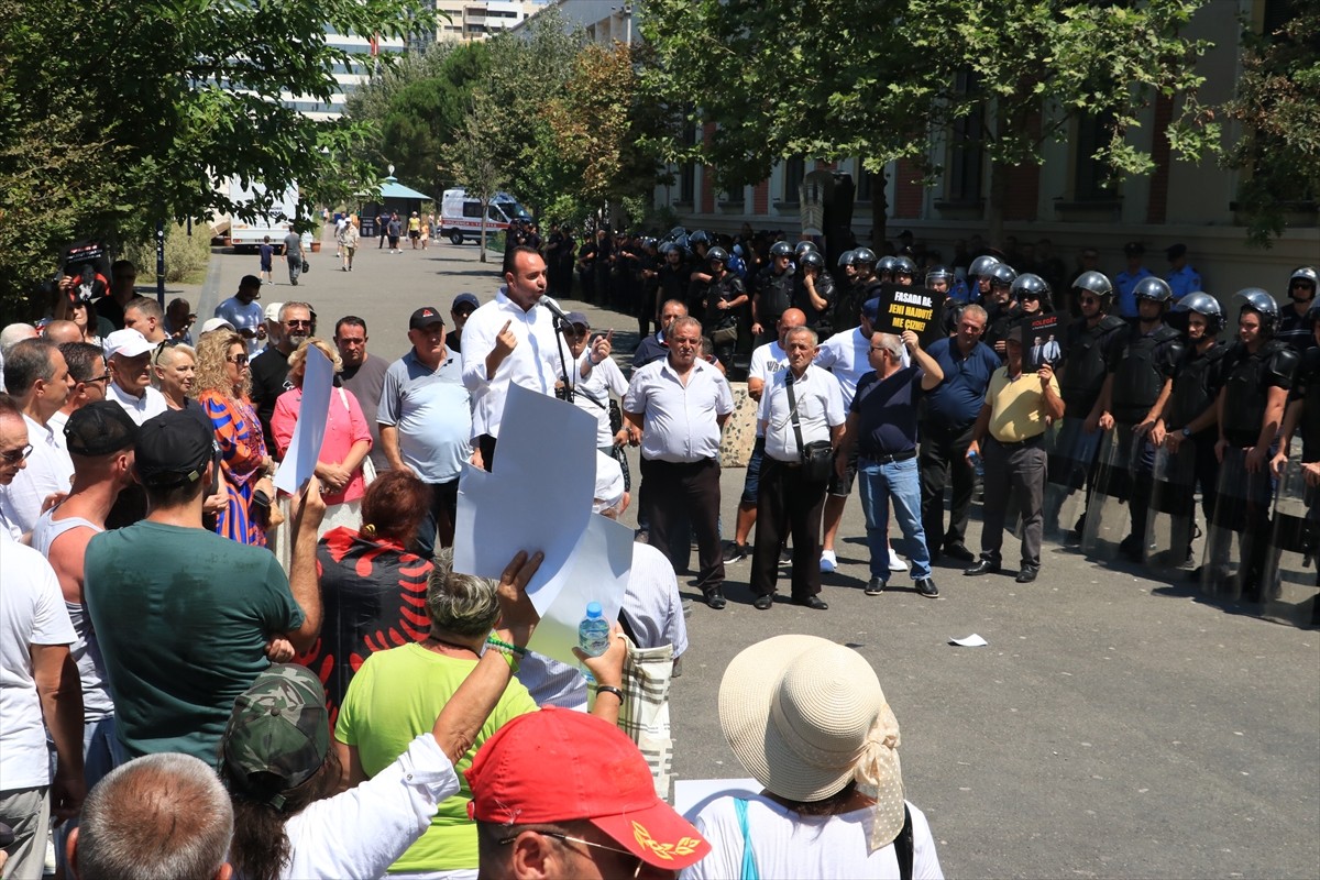 Arnavutluk'un başkenti Tiran'da, Belediye Başkanı Erion Veliaj'a istifa çağrıları ve belediyedeki...