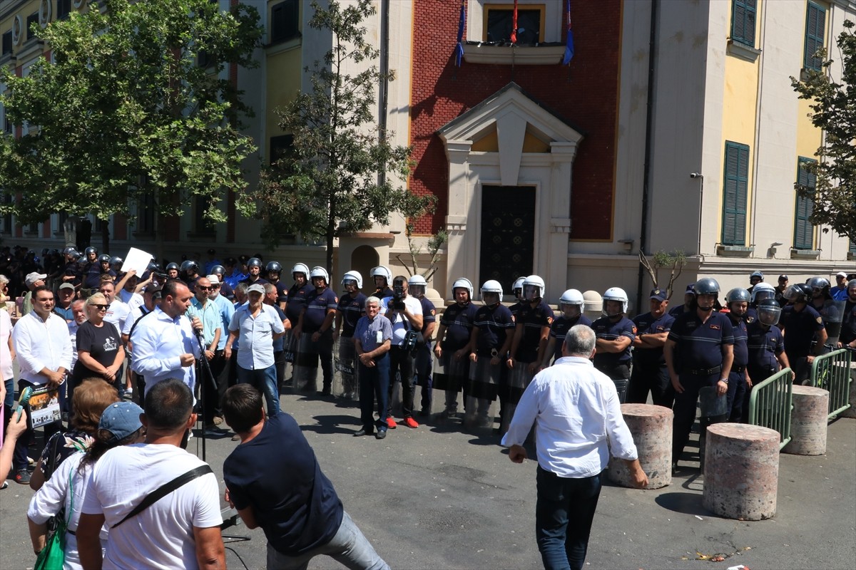 Arnavutluk'un başkenti Tiran'da, Belediye Başkanı Erion Veliaj'a istifa çağrıları ve belediyedeki...