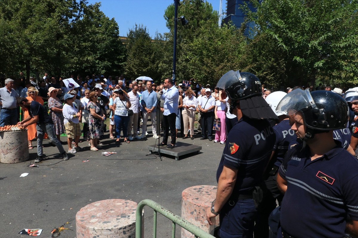Arnavutluk'un başkenti Tiran'da, Belediye Başkanı Erion Veliaj'a istifa çağrıları ve belediyedeki...