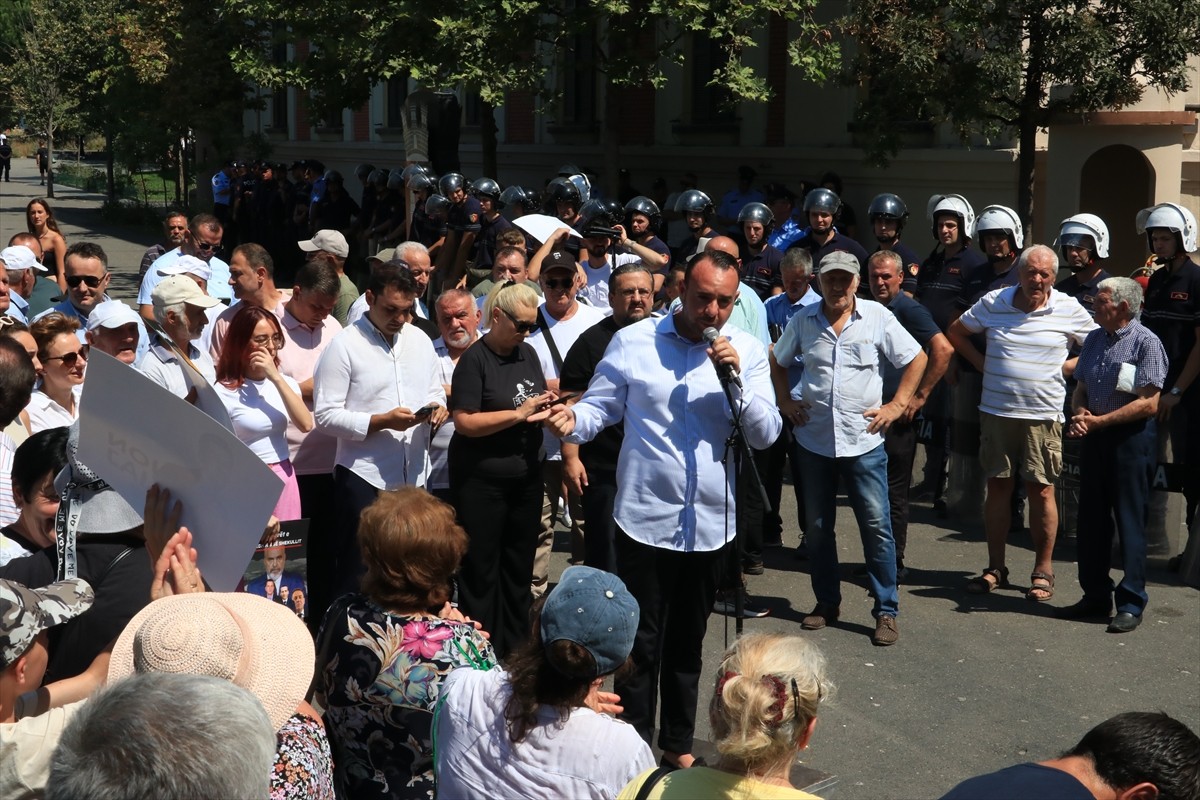 Arnavutluk'un başkenti Tiran'da, Belediye Başkanı Erion Veliaj'a istifa çağrıları ve belediyedeki...