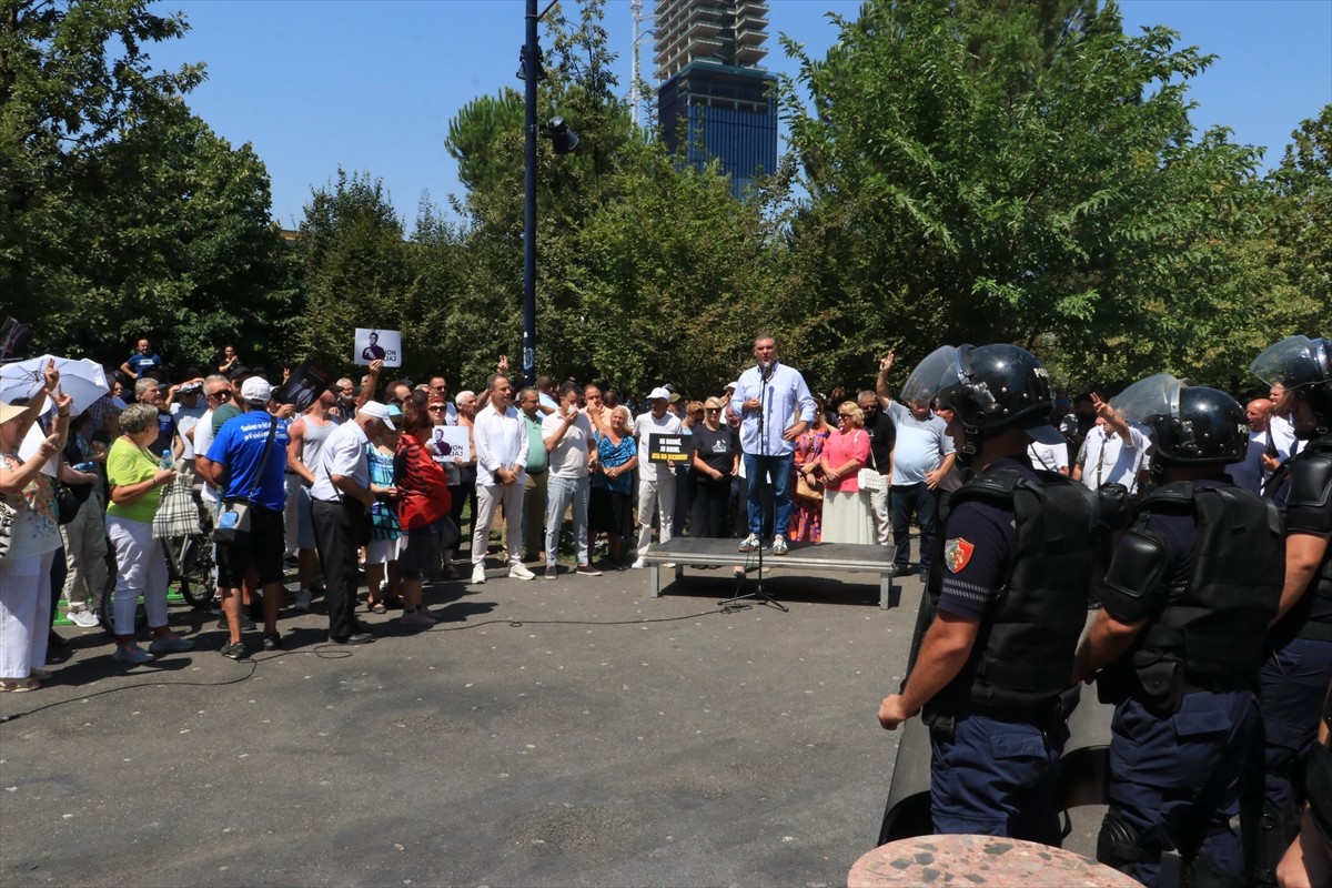 Arnavutluk'un başkenti Tiran'da, Belediye Başkanı Erion Veliaj'a istifa çağrıları ve belediyedeki...