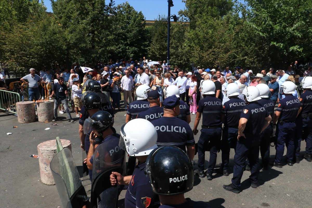 Arnavutluk'un başkenti Tiran'da, Belediye Başkanı Erion Veliaj'a istifa çağrıları ve belediyedeki...