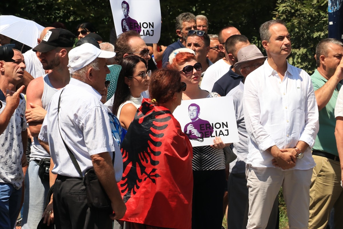 Arnavutluk'un başkenti Tiran'da, Belediye Başkanı Erion Veliaj'a istifa çağrıları ve belediyedeki...