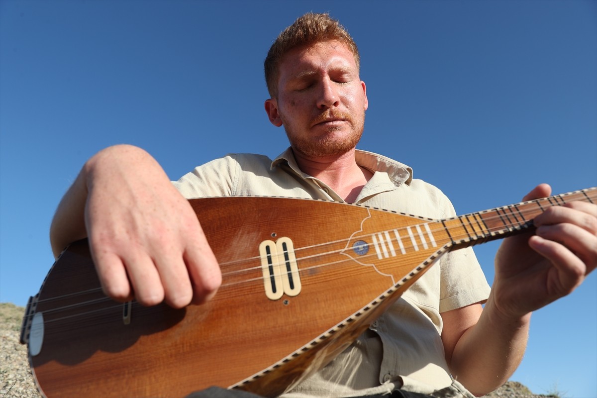 Babası ve ağabeylerinden edindiği bilgilerle çocuk yaştan itibaren bağlama çalmaya başlayan...