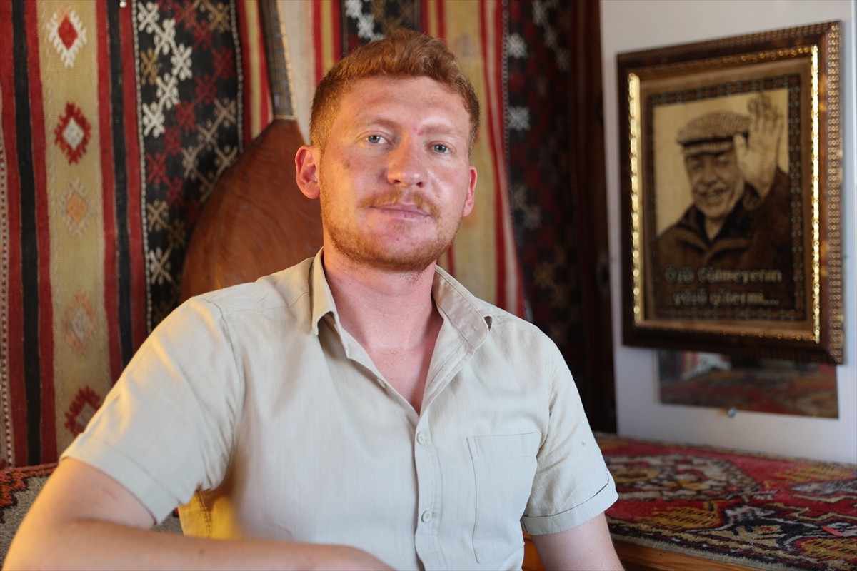 Babası ve ağabeylerinden edindiği bilgilerle çocuk yaştan itibaren bağlama çalmaya başlayan...