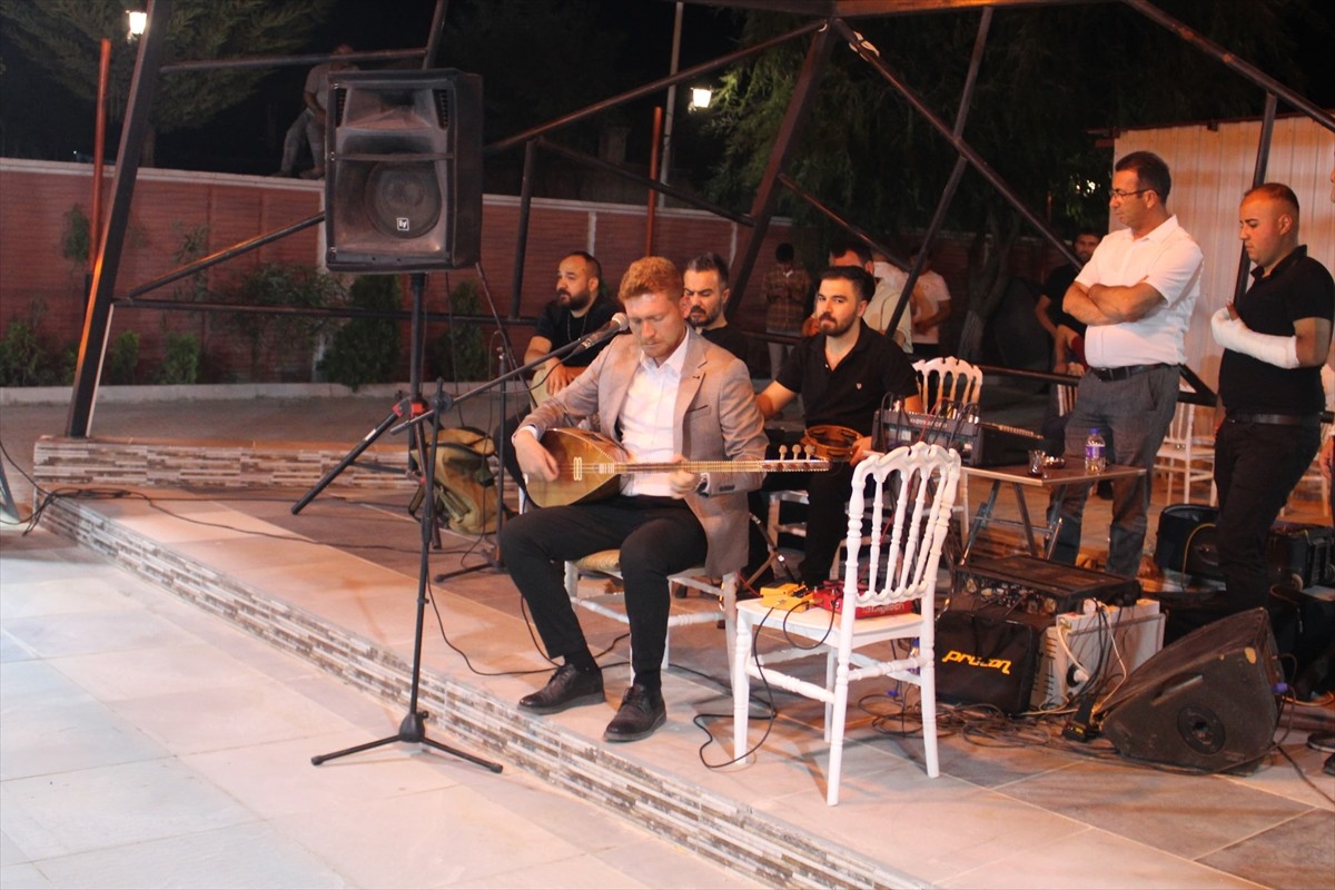 Babası ve ağabeylerinden edindiği bilgilerle çocuk yaştan itibaren bağlama çalmaya başlayan...