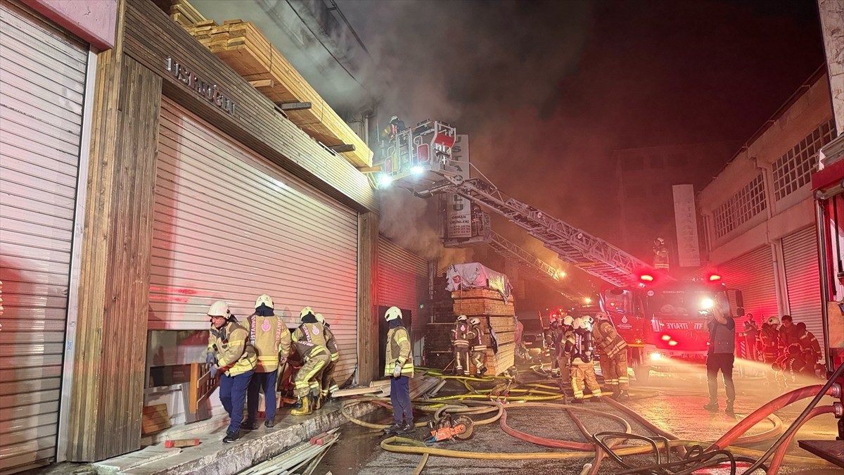 Başakşehir'de organize sanayi bölgesi içinde yer alan mobilya atölyesinde çıkan yangın...