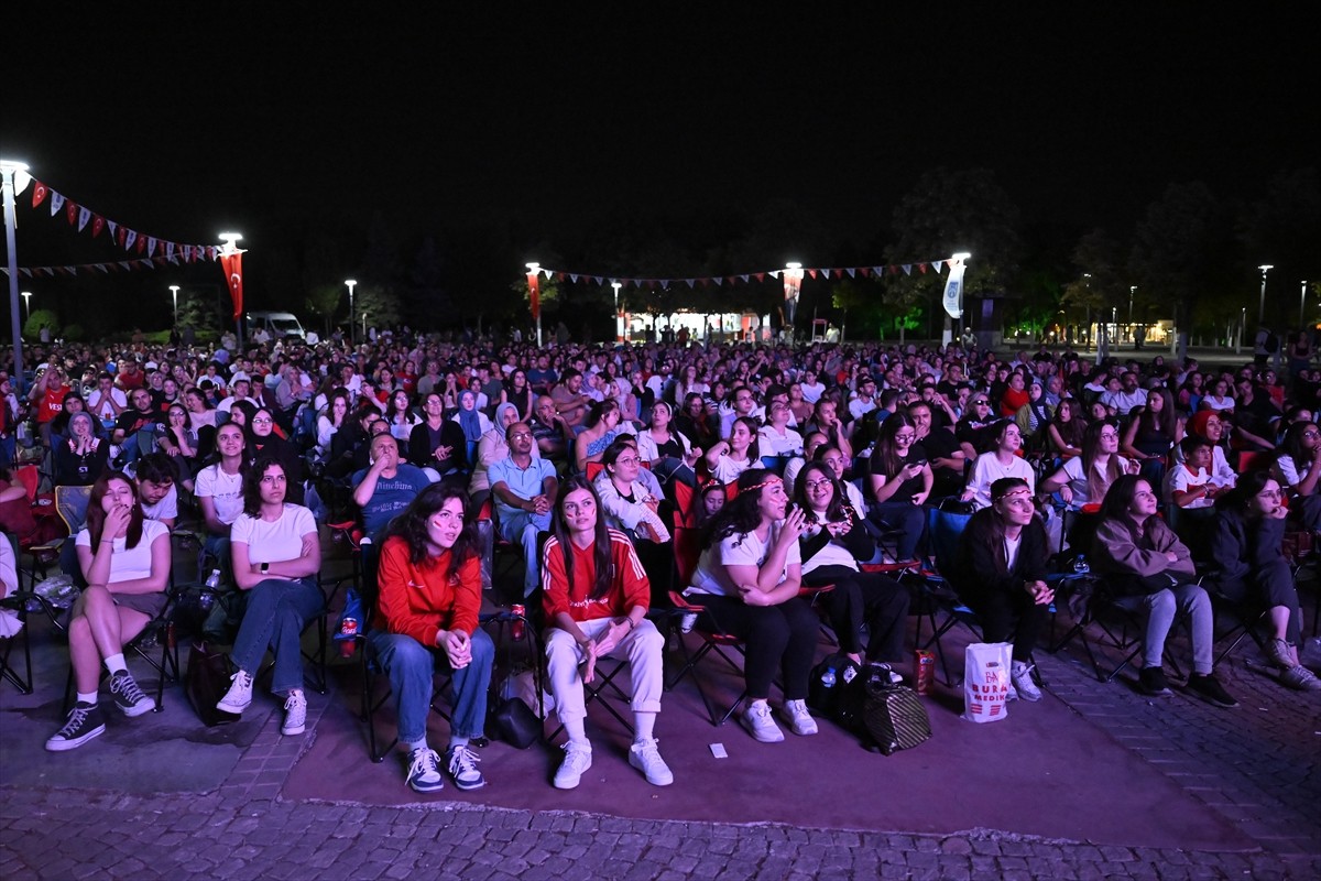 Başkentliler, A Milli Kadın Voleybol Takımı'nın, Paris 2024 Olimpiyat Oyunları'nın yarı final...