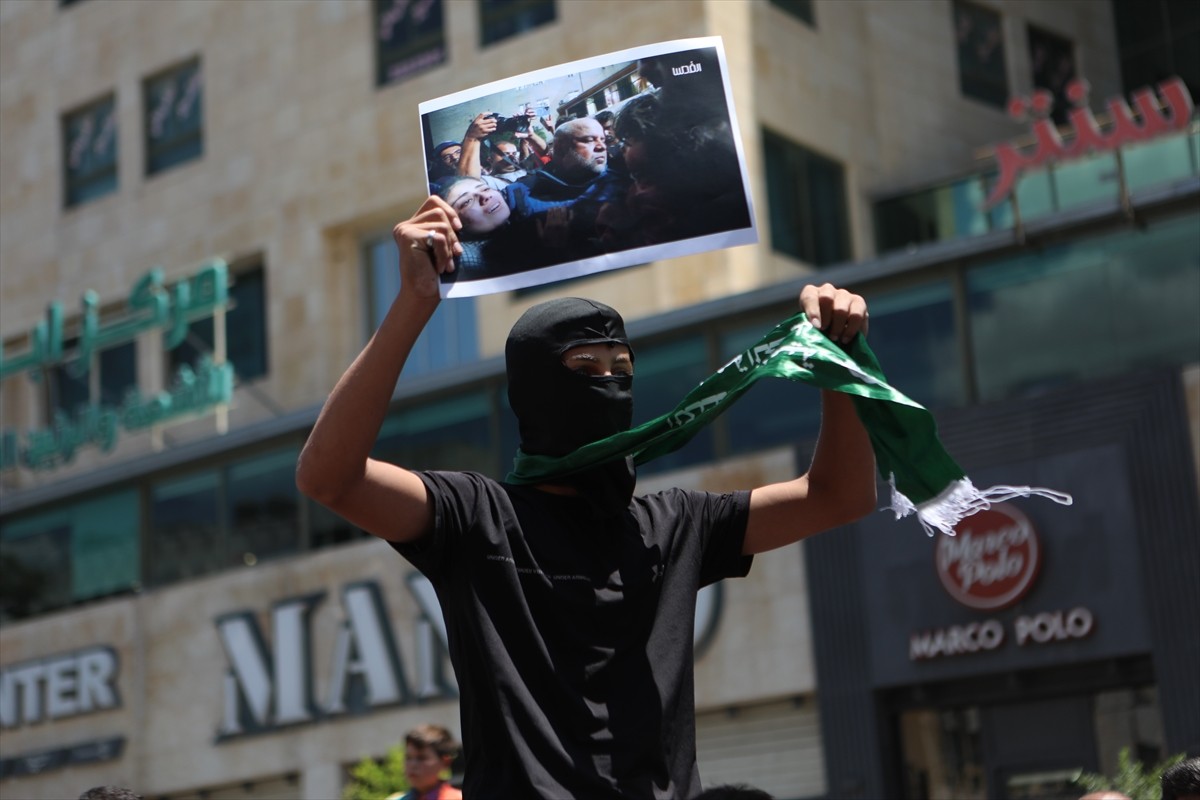 Batı Şeria'nın El Halil kentinde bir araya gelen Filistinliler, "Ulusal ve Uluslararası Gazze'ye...