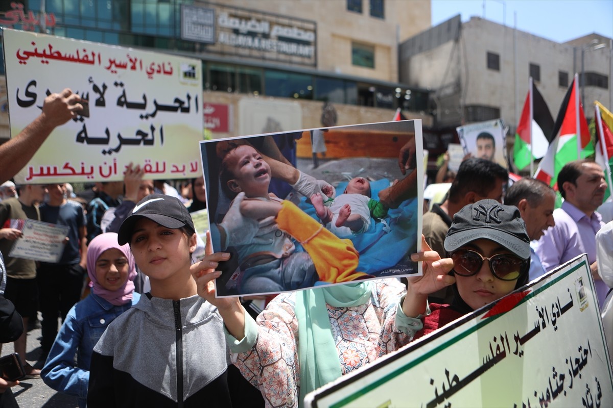 Batı Şeria'nın El Halil kentinde bir araya gelen Filistinliler, "Ulusal ve Uluslararası Gazze'ye...