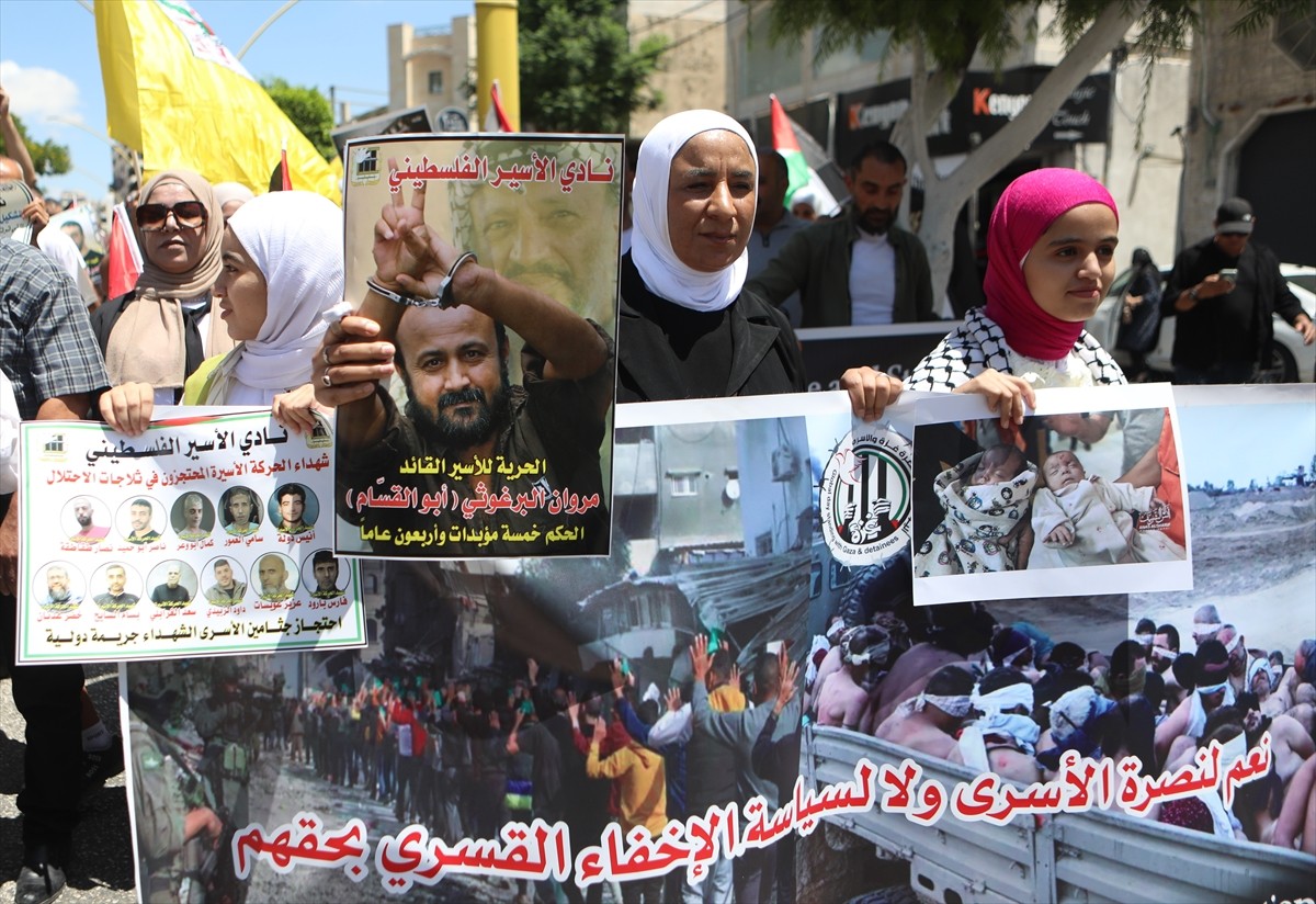 Batı Şeria'nın El Halil kentinde bir araya gelen Filistinliler, "Ulusal ve Uluslararası Gazze'ye...