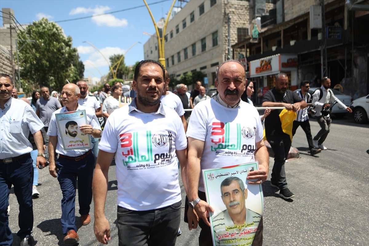 Batı Şeria'nın El Halil kentinde bir araya gelen Filistinliler, "Ulusal ve Uluslararası Gazze'ye...