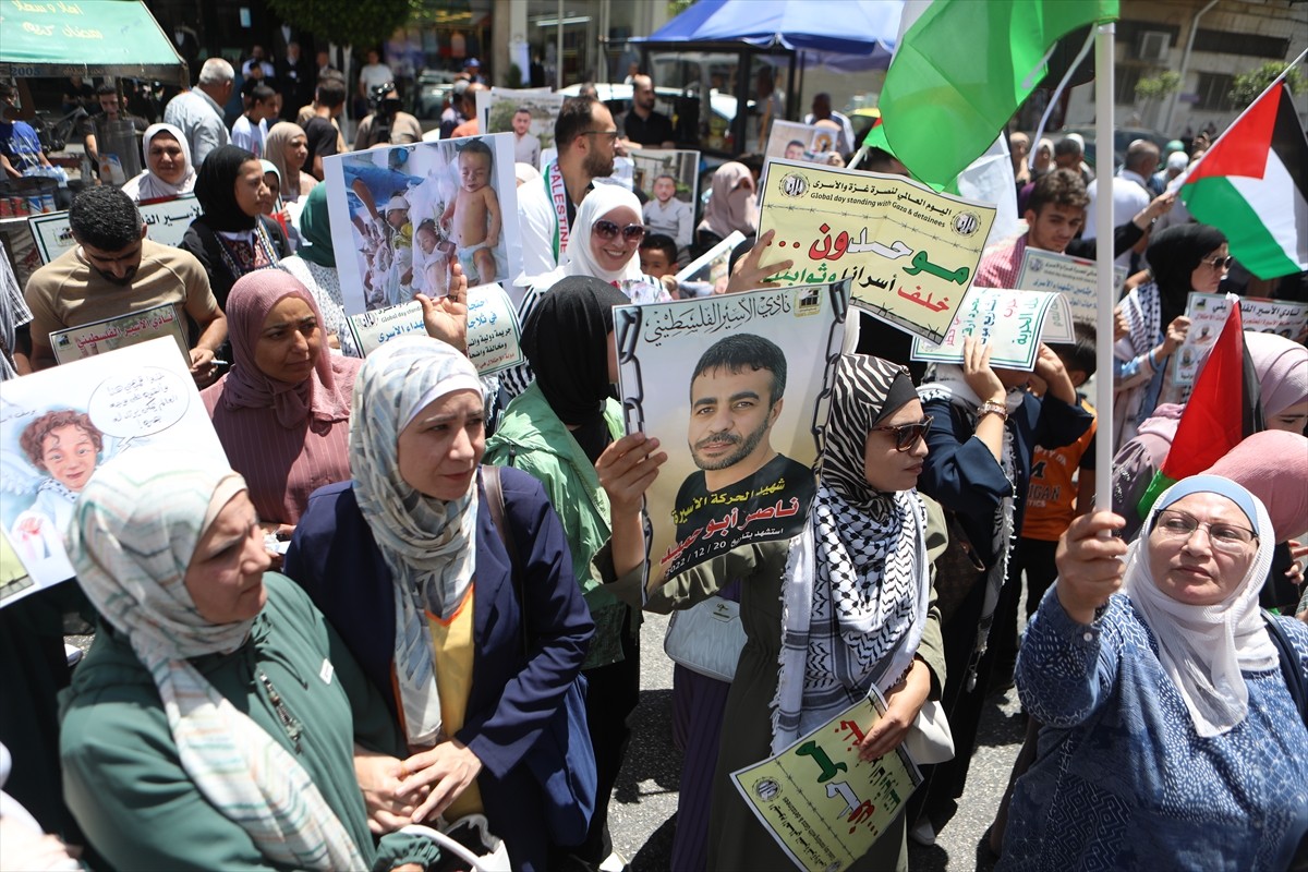 Batı Şeria'nın El Halil kentinde bir araya gelen Filistinliler, "Ulusal ve Uluslararası Gazze'ye...