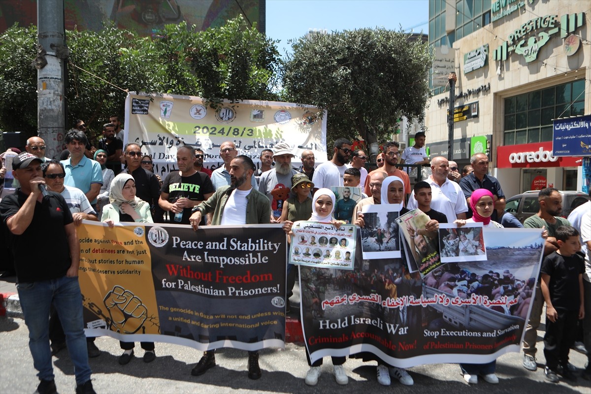 Batı Şeria'nın El Halil kentinde bir araya gelen Filistinliler, "Ulusal ve Uluslararası Gazze'ye...