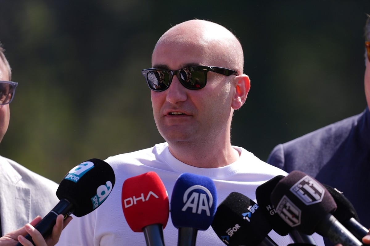 Beşiktaş Kulübü Başkanı Hasan Arat ile yönetim kurulu üyeleri, siyah-beyazlı futbol takımıyla bir...