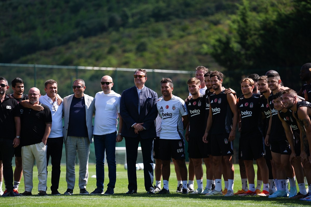 Beşiktaş Kulübü Başkanı Hasan Arat ile yönetim kurulu üyeleri, siyah-beyazlı futbol takımıyla bir...